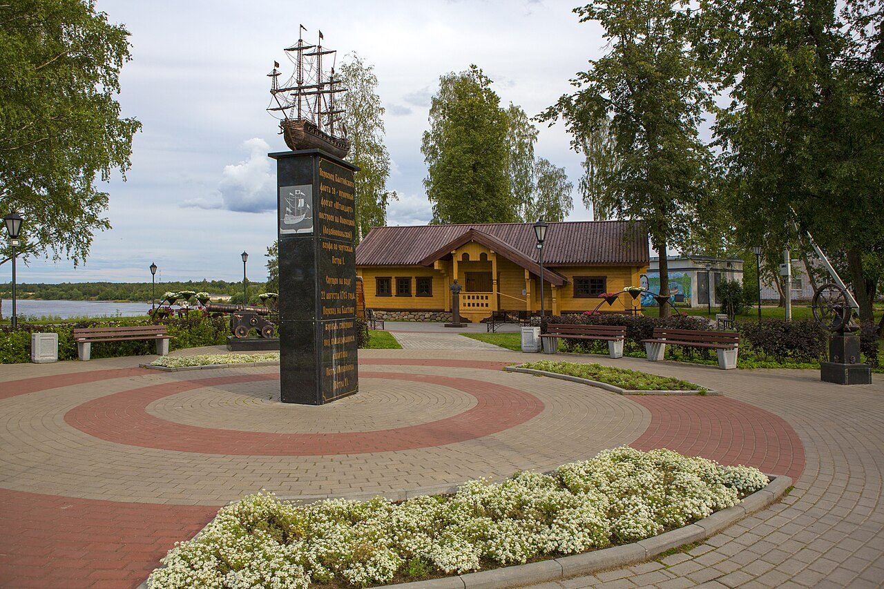 Петровский сквер — Лодейное Поле